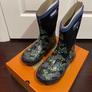 Lightly used boys Bogs Axel insulated waterproof size 6 shoes
